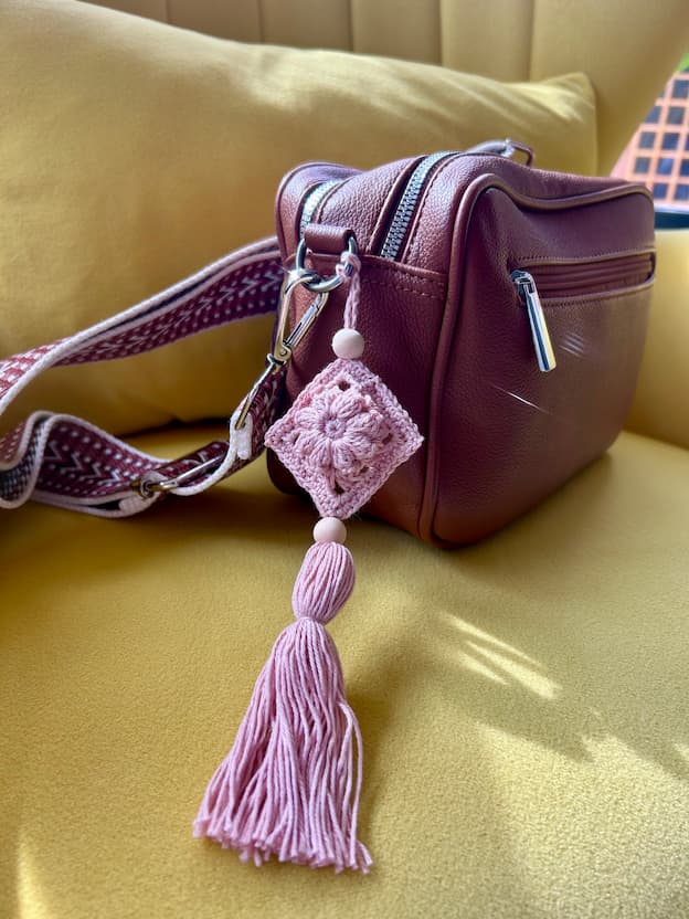 boho lace crochet handbag charm keychain free pattern