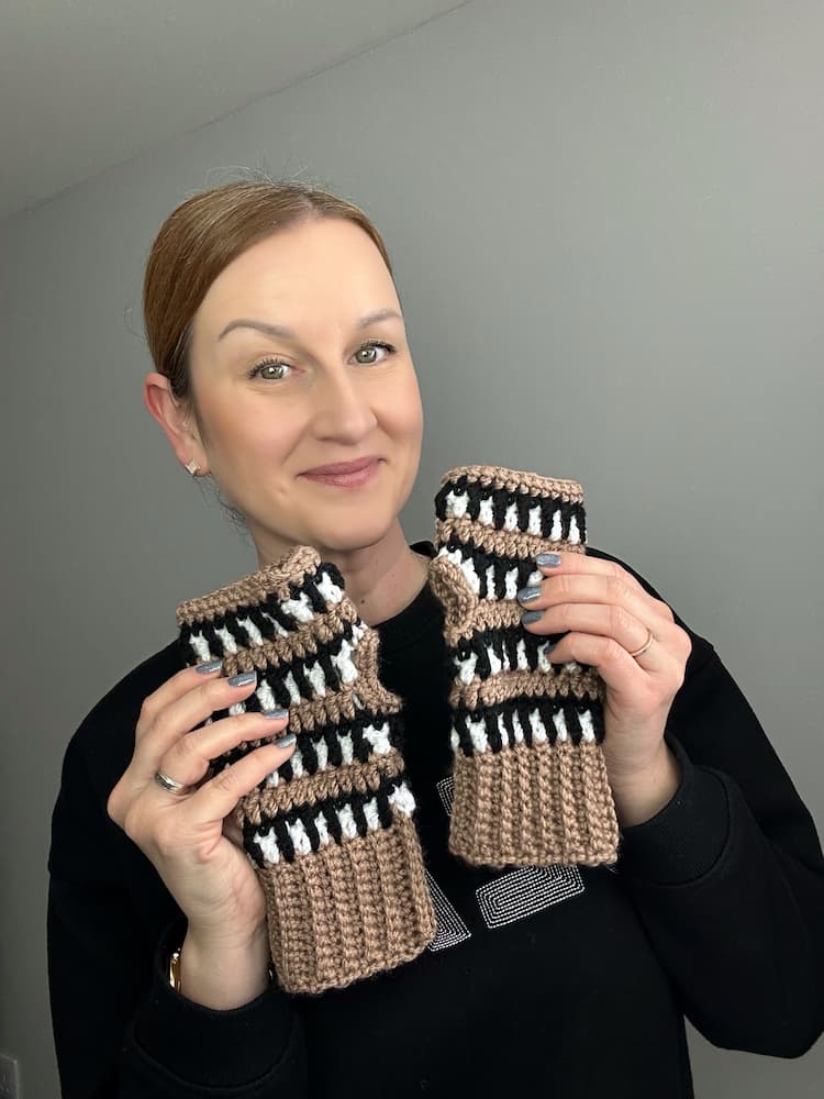 Free interlocking crochet fingerless gloves pattern for women