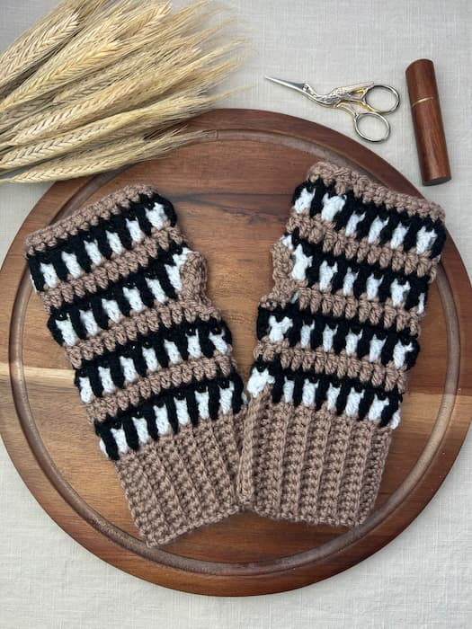 Free pattern for Free interlocking crochet fingerless gloves