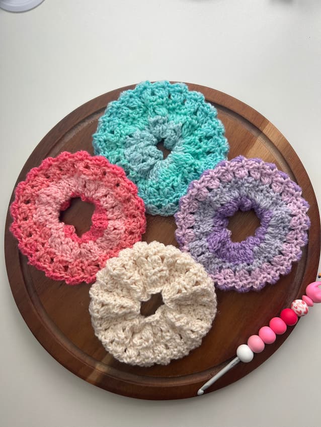 beginner friendly free crochet scrunchie pattern and video tutorial